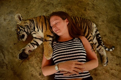 Beatrice Sonntag mit Tigerbaby